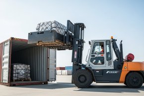 Xe Nâng Dầu Chui Container (2.5 - 3.5 Tấn): Giải Pháp Rút Hàng (Unstuffing) An Toàn