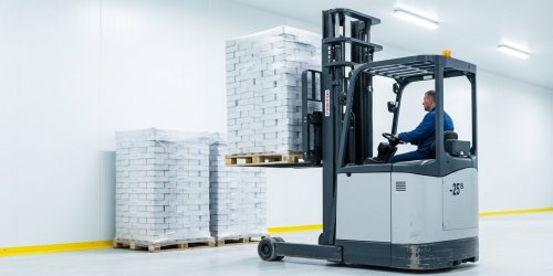 Xe Nâng Kho Lạnh Chuyên Dụng (-25°C): Tiêu Chuẩn Chống Đông Đặc Dầu & Hỏng Board Mạch