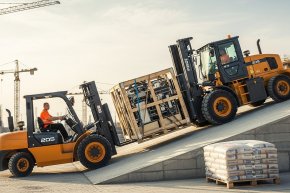 Xe Nâng Dầu 4 Bánh vs 3 Bánh: Loại Nào Phù Hợp Công Trường Địa Hình Dốc?