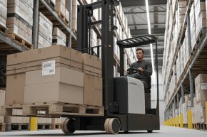 Xe Nâng Điện Reach Truck 3 Bánh: Giải Pháp Cho Kho Hàng Siêu Hẹp Dưới 2.5m