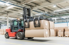 Giá Thuê Xe Nâng Kẹp Giấy/Kẹp Gỗ: Bảng Báo Giá Trọn Gói Cho Nhà Máy Sản Xuất