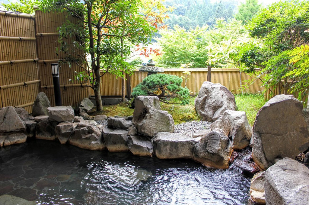 Phong thủy nước chảy trước nhà