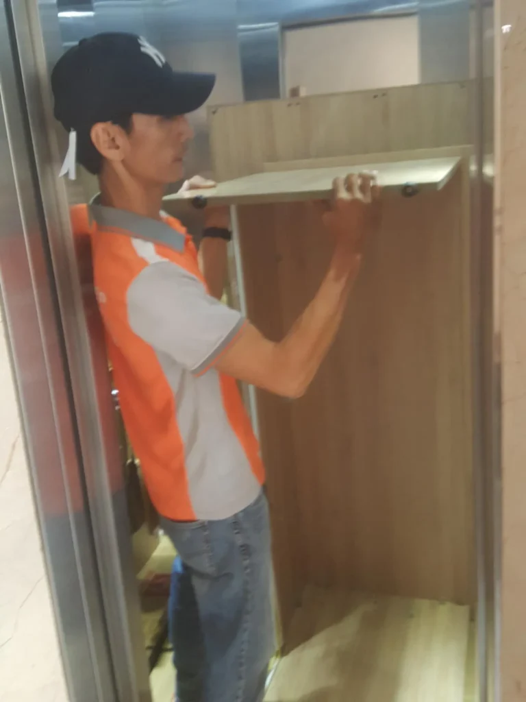 Dịch vụ chuyển văn phòng có thang máy nhanh gọn