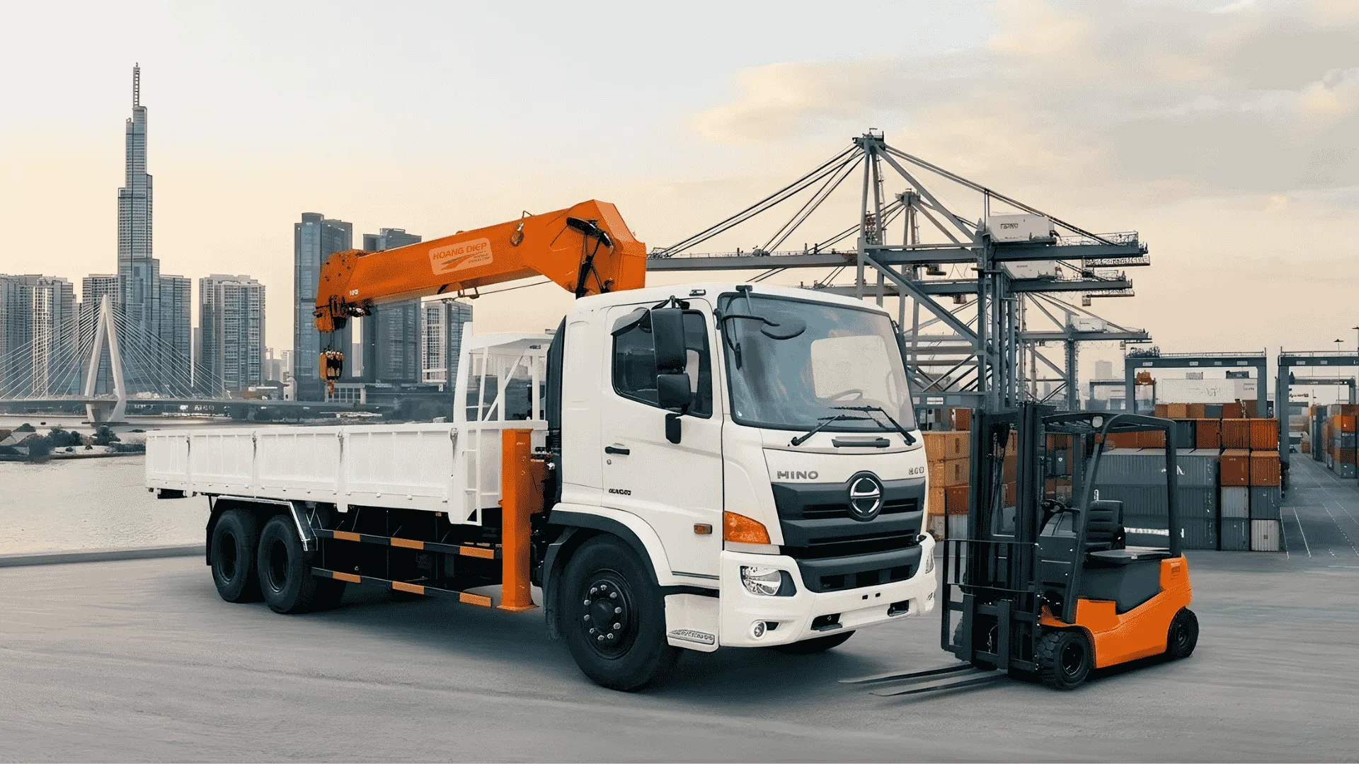 dịch vụ nâng cẩu hàng hoá chuyên nghiệp từ Nâng Hạ & Vận Tải Hoàng Diệp