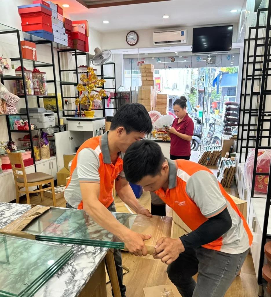 Đóng gói đồ đạc dễ vỡ khi chuyển văn phòng