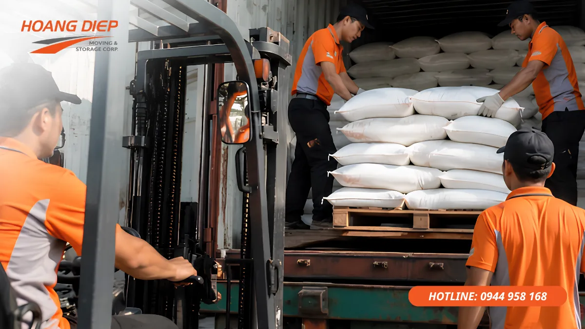 Dịch vụ đóng rút container hàng bao bằng xe nâng, hỗ trợ bốc dỡ và sắp xếp hàng hóa trong kho xưởng an toàn.