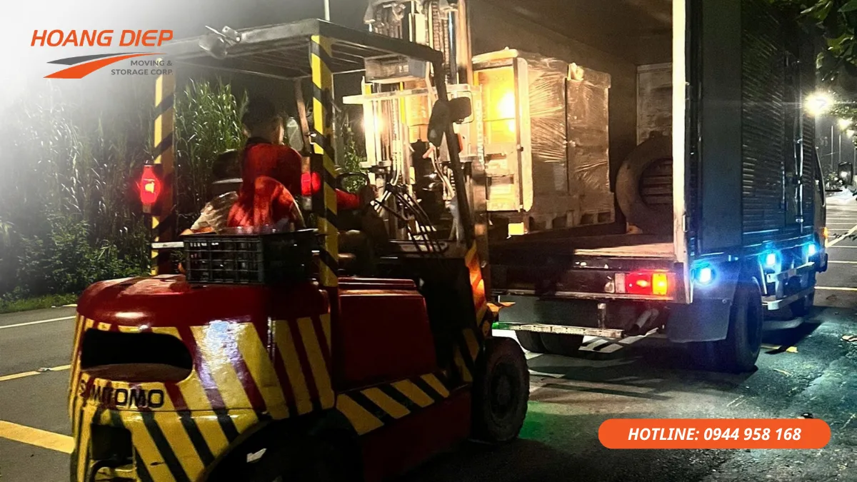 Rút container hàng nặng ban đêm bằng xe nâng, hỗ trợ đóng rút container cho hàng hóa kho xưởng cần xử lý gấp.