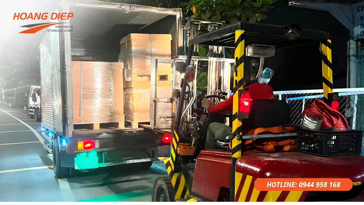 Rút hàng container ban đêm bằng xe nâng, hỗ trợ dịch vụ đóng rút container nhanh chóng, đúng tiến độ cho kho xưởng.