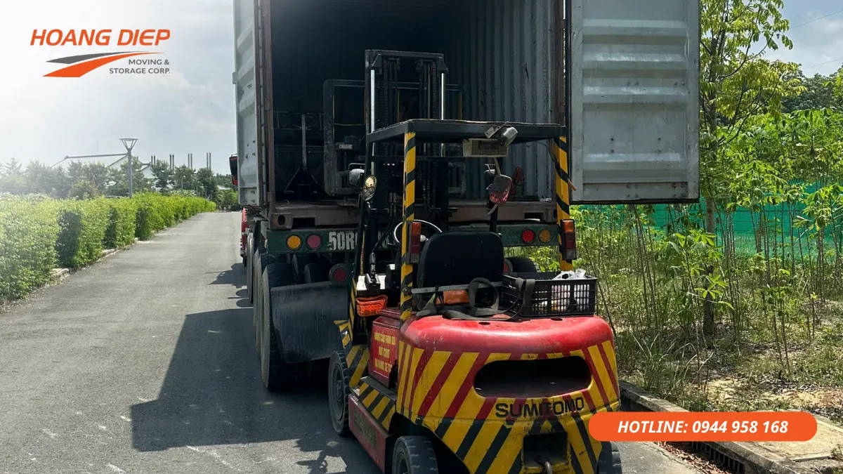 Dịch vụ rút hàng container tại kho xưởng, hỗ trợ bốc xếp hàng hóa bằng xe nâng an toàn và hiệu quả.