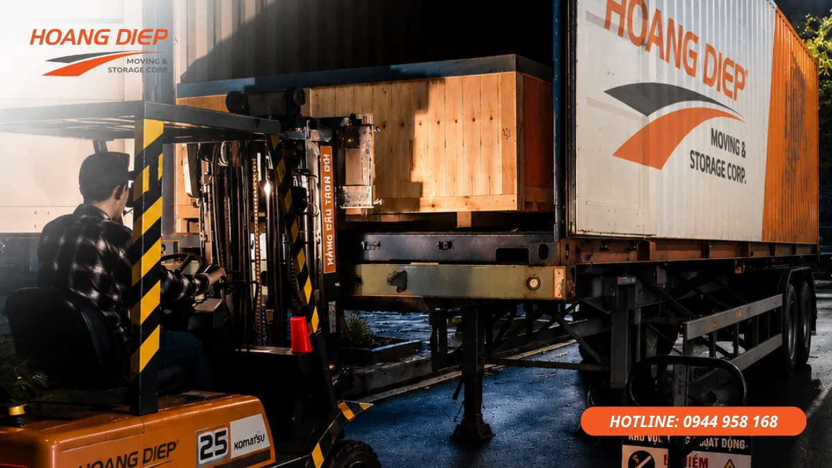 Dịch vụ rút hàng kiện gỗ từ container bằng xe nâng, hỗ trợ đóng rút container hàng nặng và hàng công nghiệp an toàn.