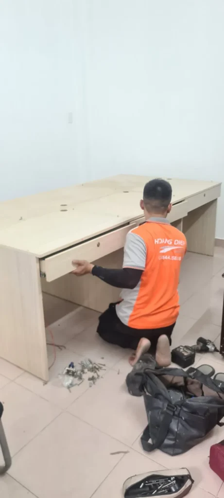 Tháo lắp bàn ghế khi chuyển văn phòng ít phát sinh tại Hoàng Diệp