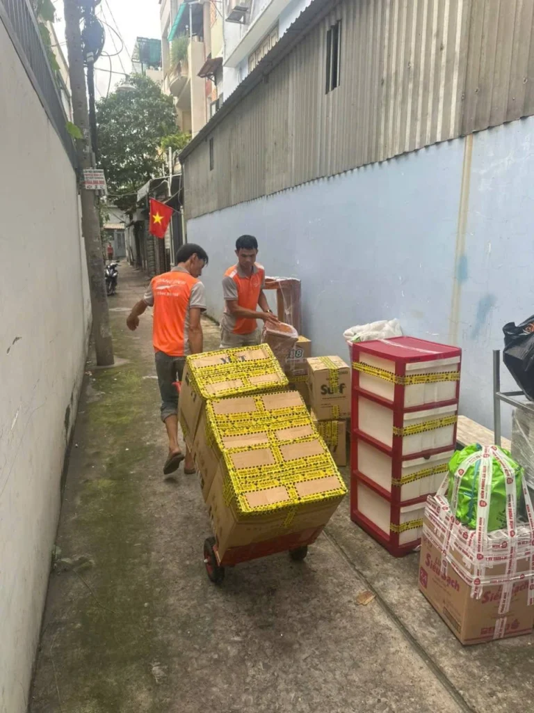 Trung chuyển đồ đạc khi chuyển văn phòng trong hẻm nhỏ, đường cấm tải