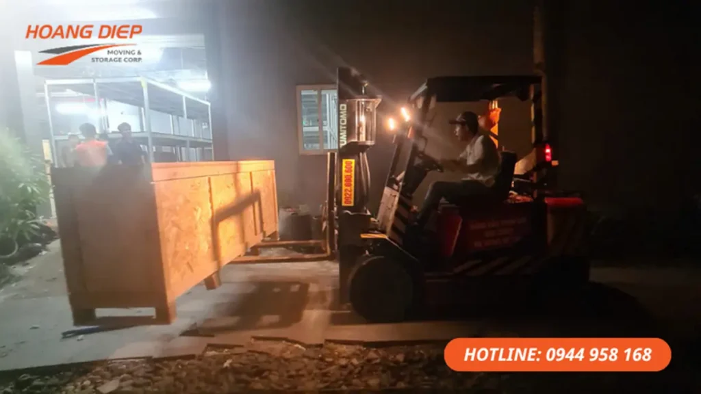 Dịch vụ đóng rút container bằng xe nâng tại kho, hỗ trợ bốc xếp hàng hóa nặng an toàn, đúng tiến độ.