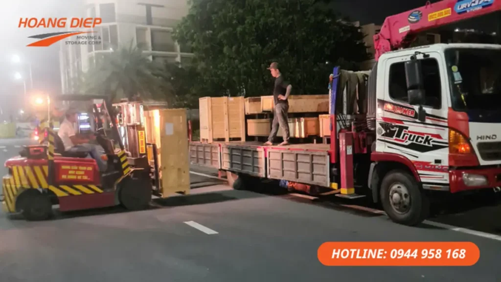 Hoàng Diệp nhận đóng rút container ban đêm bằng xe nâng, phù hợp cho kho xưởng, bãi hàng và đơn hàng cần xử lý gấp.