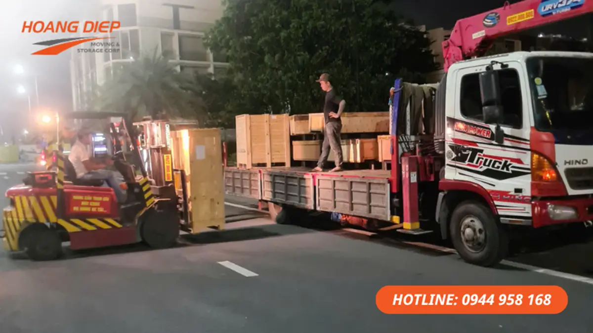 Hoàng Diệp thi công chuyển hàng từ container sang tải vào ban đêm, nhanh chóng, đảm bảo tiến độ