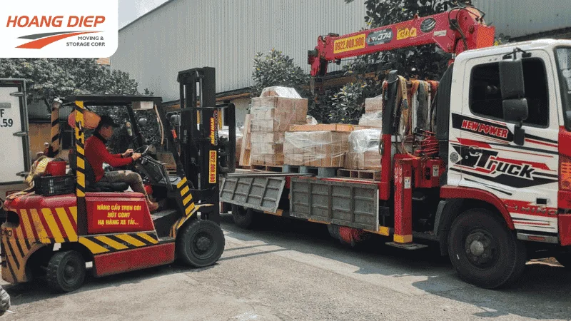 Hoàng Diệp cẩu hạ hàng hoá bằng xe cẩu và xe nâng