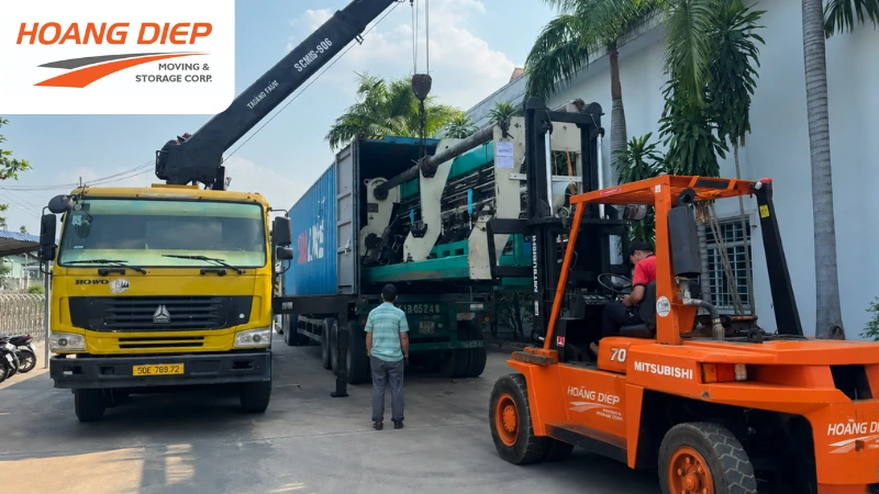 Cẩu hàng máy móc nặng sâu trong container