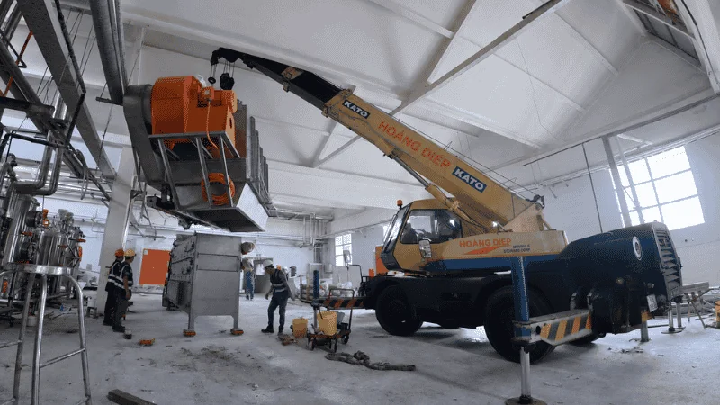 di dời máy móc thiết bị bằng xe cẩu KATO chuyên dụng tại Hoàng Diệp 