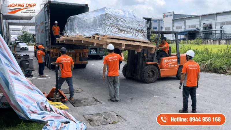 đóng hàng vào container bằng xe nâng