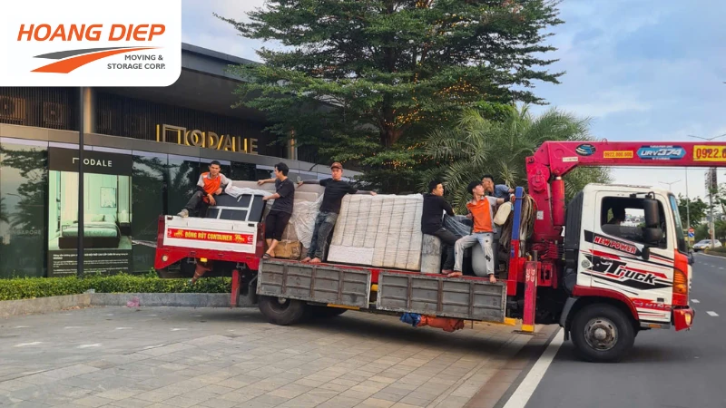 Hoàng Diệp dùng xe cẩu tự hành di dời đồ trước khi cẩu lên cao