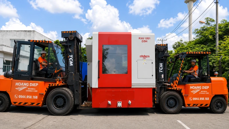 Hoàng Diệp kết hợp xe nâng để di dời máy CNCN an toàn