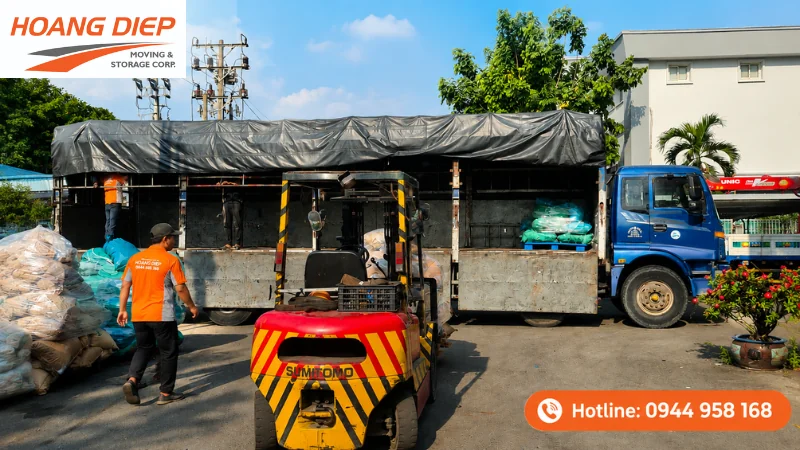 Hoàng Diệp nâng hạ hàng hoá tại khu vực TP.HCM