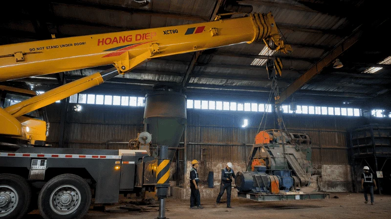 Hoàng Diệp Sử dụng xe cẩu KATO di dời máy móc thiết bị nặng 