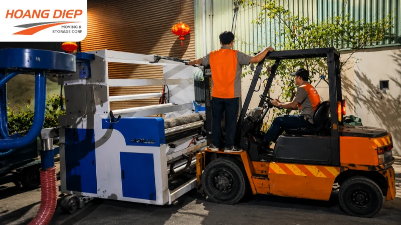 Vận Tải Hoàng Diệp sử dụng xe nâng di dời máy móc
