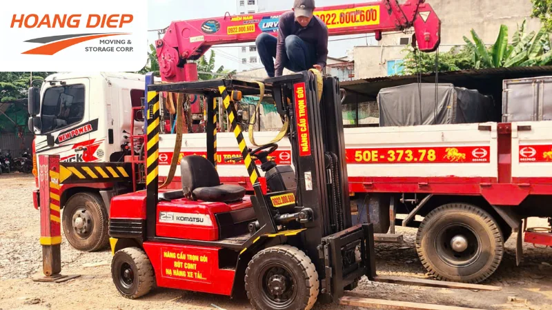 Hoàng Diệp kết hợp xe nâng và xe cẩu trong thi công nâng hạ 