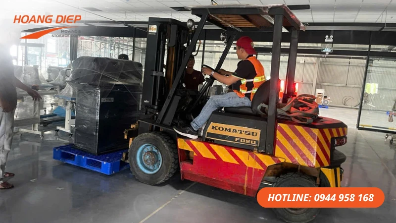 Nâng hạ thiết bị bằng xe nâng KOMATSU
