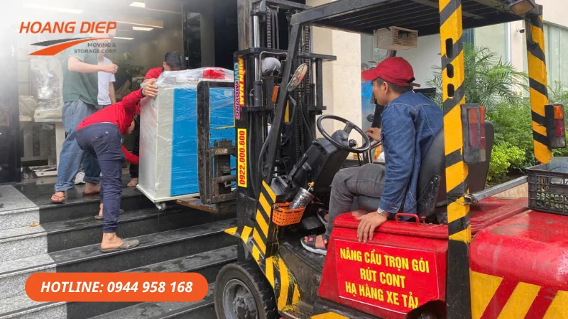 Hoàng Diệp thi công nâng cẩu hạ hàng thiết bị nặng an toàn