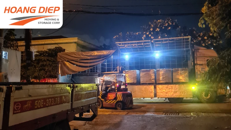 Vận Tải Hoàng Diệp nâng hạ hạng hoá vào buổi tối