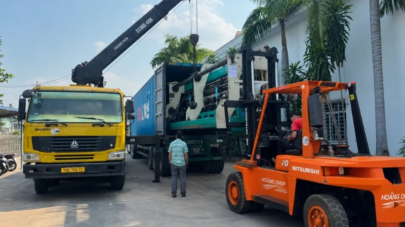 Sử dụng xe cẩu và xe nâng đóng rút container an toàn chuyên nghiệp 