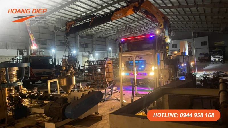 xe cẩu tự hành di dời máy móc thiết bị trong nhà xưởng