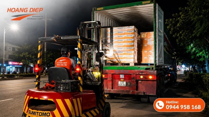 Hoàng Diệp sử dụng xe nâng đóng rút container với hệ thống xe nâng đa tải trọng