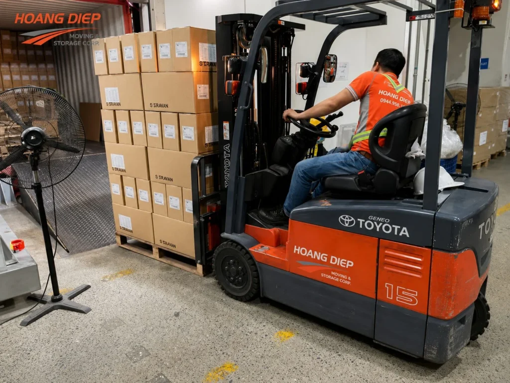 Hoàng Diệp dùng xe nâng đóng rút hàng container