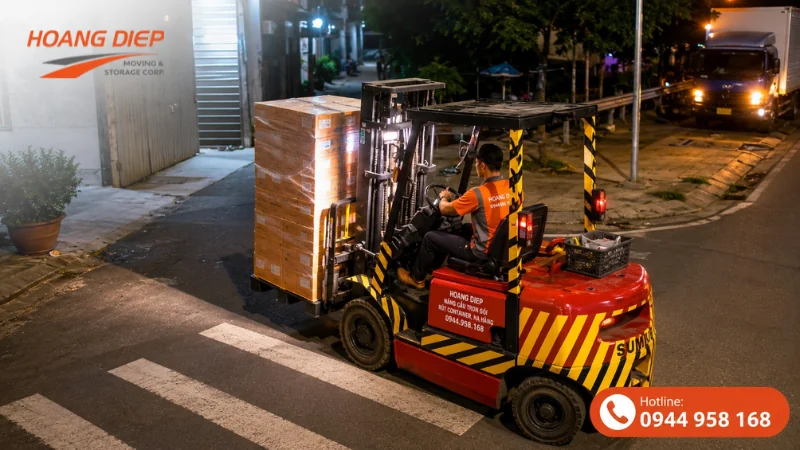Xe nâng luân chuyển hàng hoá đóng rút container vào ban đêm tại TP.HCM