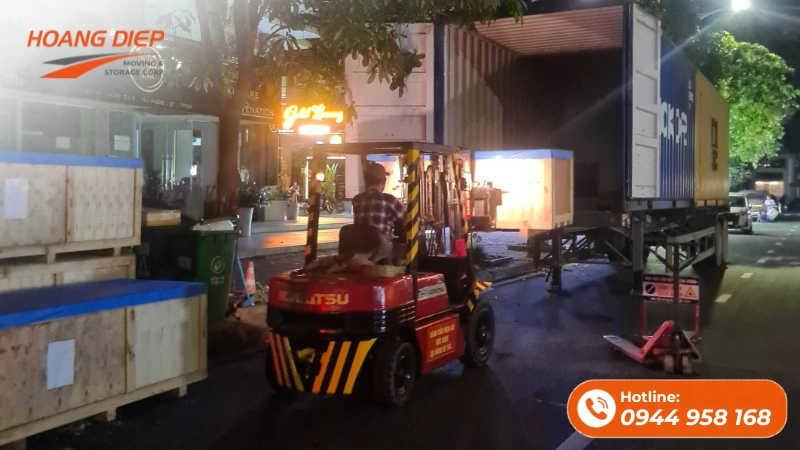 Hoàng Diệp sử dụng xe nâng rút ruột container trên đườn phố nội đô
