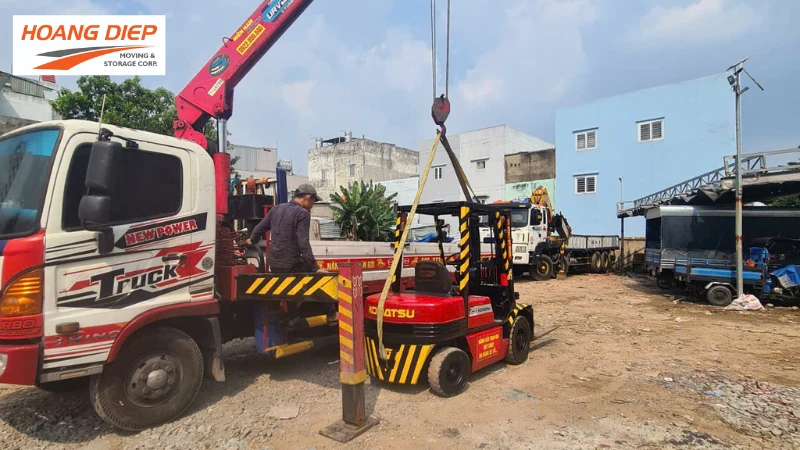 Cần sử dụng thiết bị chuyên dụng phù hợp đầy đủ kiểm định để đảm bảo an toàn khi thi công