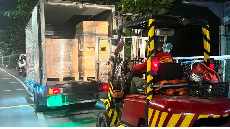 Vận tải Hoàng Diệp cung cấp dịch vụ đóng rút container bằng xe nâng
