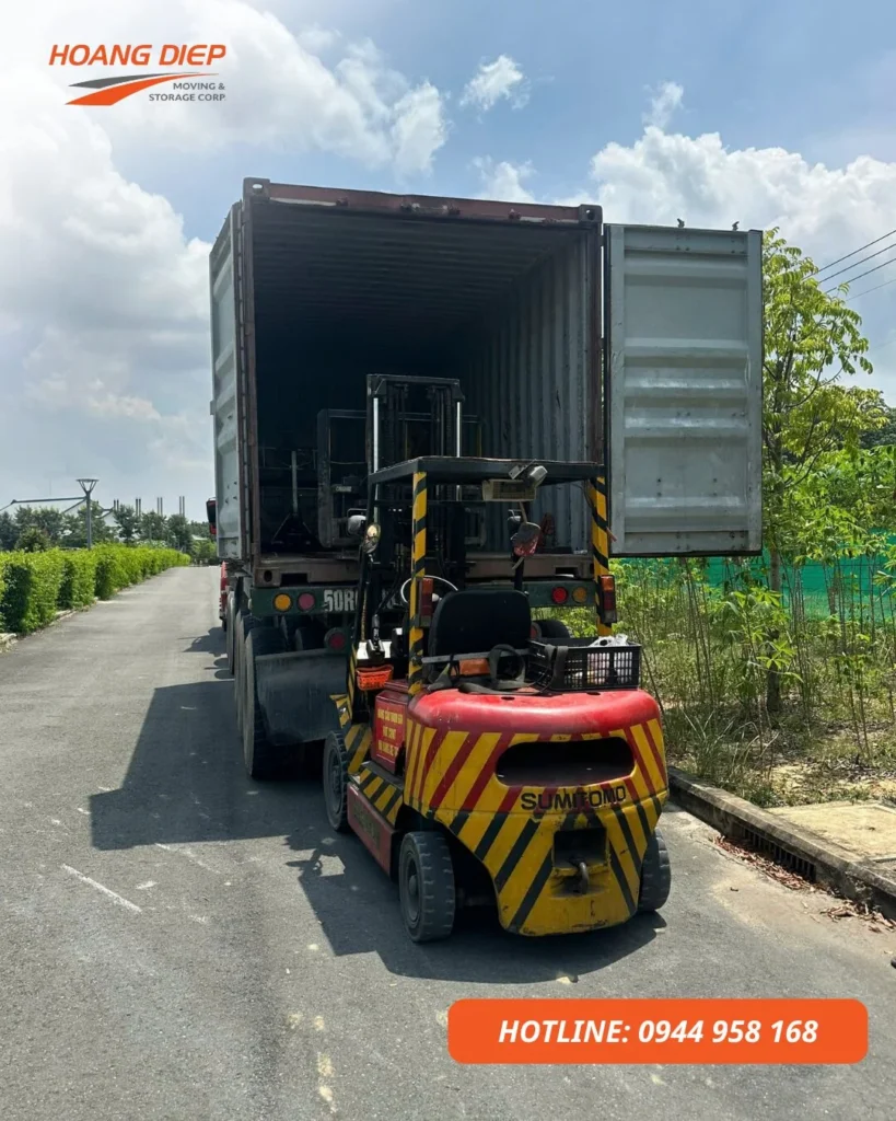 Vận tải Hoàng Diệp đóng rút máy móc trong container