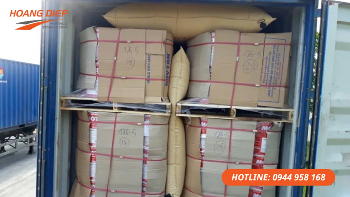 Dịch vụ đóng rút container hàng đóng bao công nghiệp, hỗ trợ bốc xếp, sắp xếp và xử lý hàng hóa trong container đúng tiến độ.