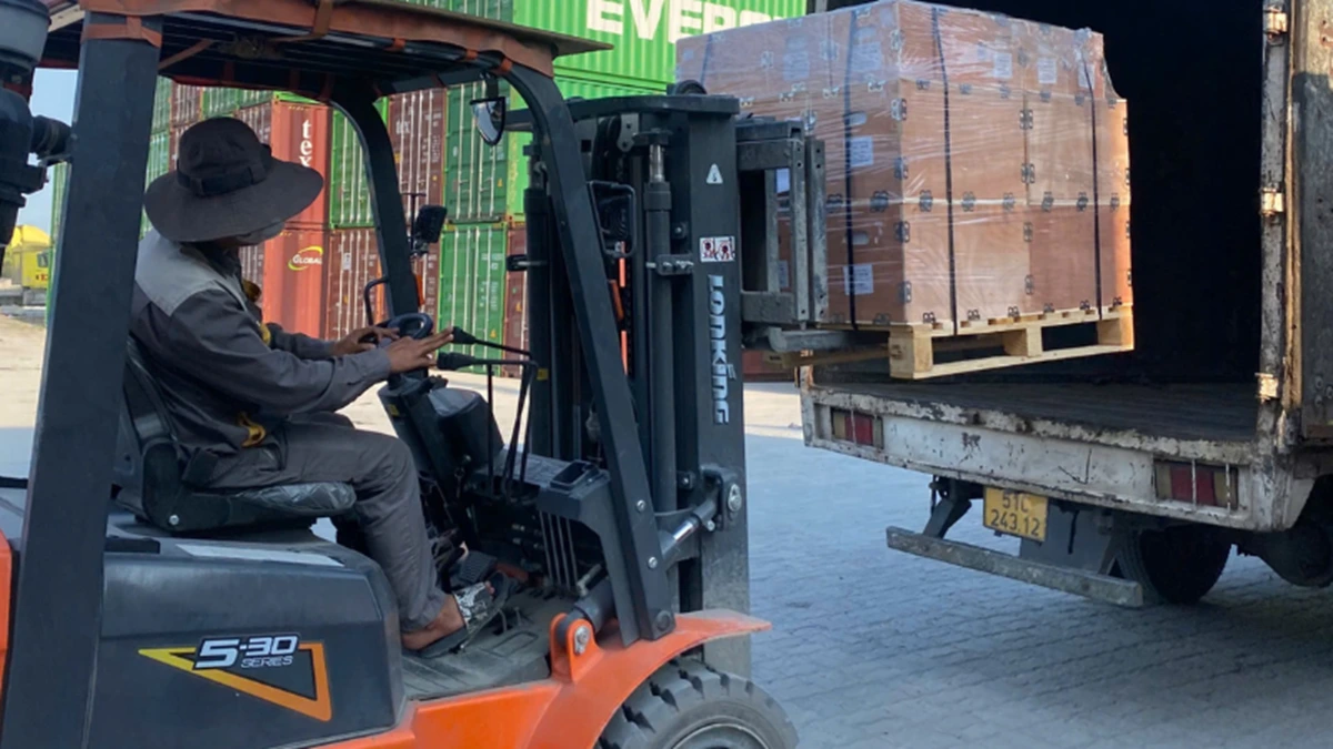 Đóng rút hàng container bằng xe nâng, hỗ trợ đóng rút container hàng pallet, hàng kiện và hàng hóa kho xưởng nhanh chóng, an toàn.