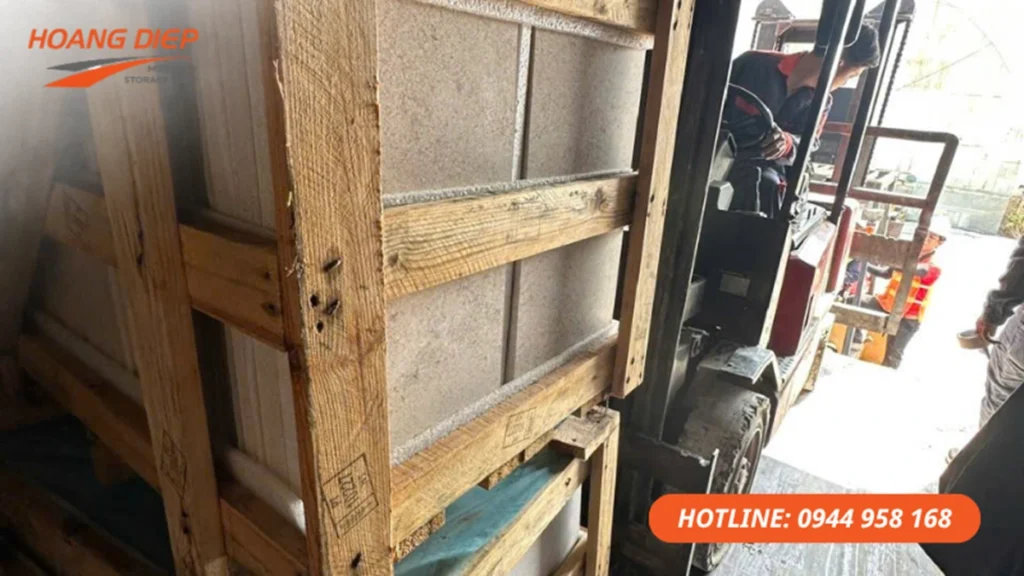 Dịch vụ đóng rút container cho máy móc đóng kiện gỗ, hỗ trợ rút hàng nặng, hàng công nghiệp và thiết bị nhập khẩu an toàn.