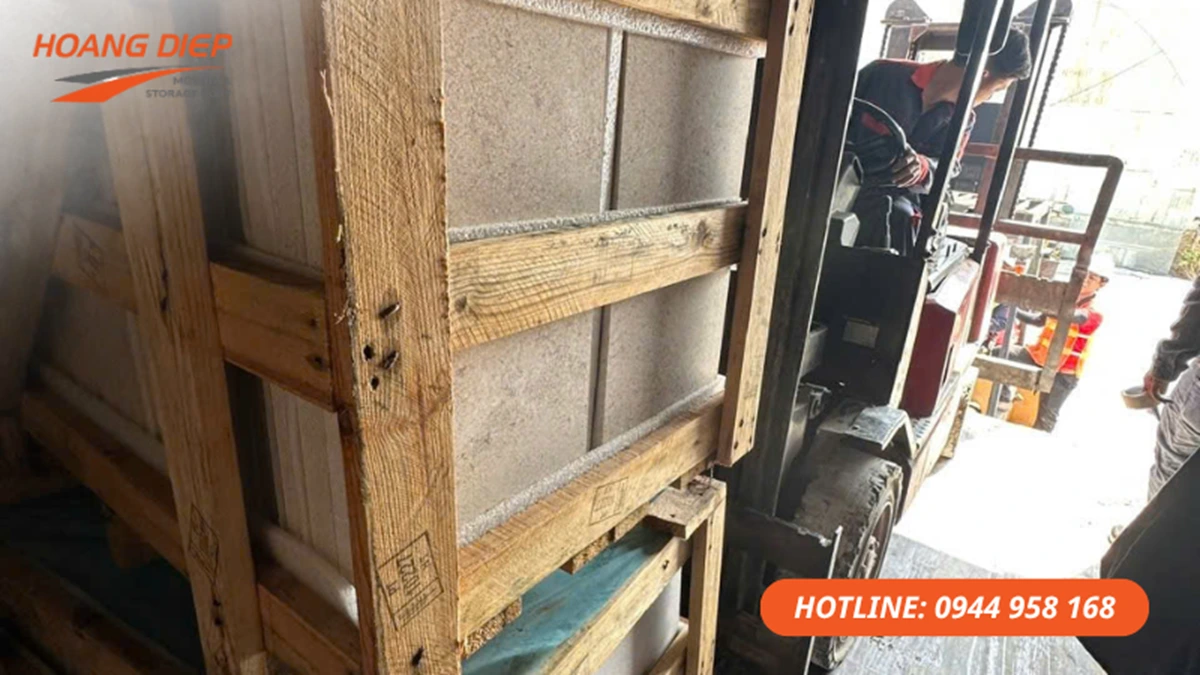 Dịch vụ đóng rút container cho máy móc đóng kiện gỗ, hỗ trợ rút hàng nặng, hàng công nghiệp và thiết bị nhập khẩu an toàn.
