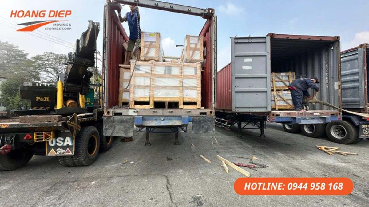 Đóng rút máy móc từ container bằng xe cẩu, hỗ trợ đóng rút container hàng nặng, hàng cồng kềnh và thiết bị công nghiệp.