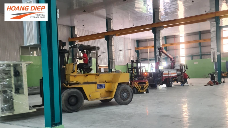dùng xe cẩu và xe nâng di dời máy móc siêu nặng 