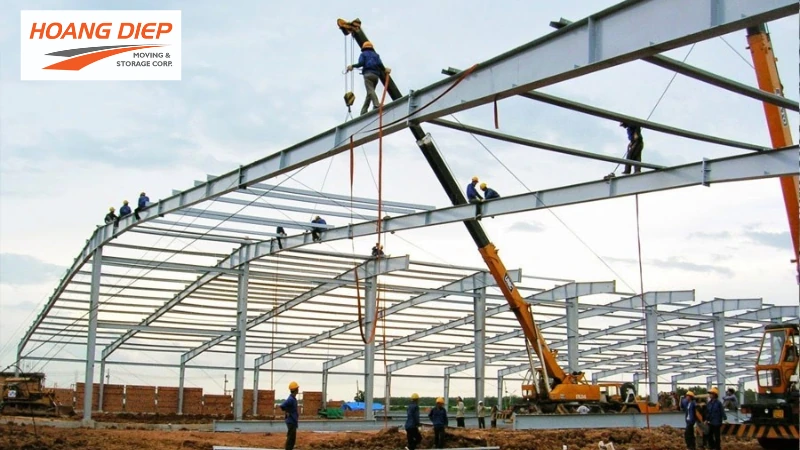 lắp dựng thép lớn cần xe cẩu hỗ trợ đưa lên