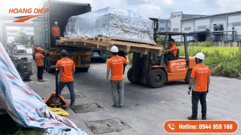Vận tải Hoàng Diệp thi công rút container thiết bị công nghiệp