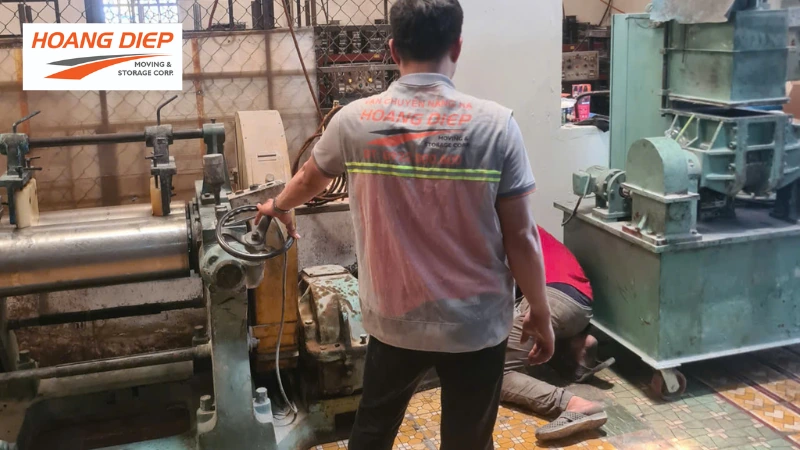 tháo lắp máy móc khi di dời để đảm bảo an toàn và thuận tiện 